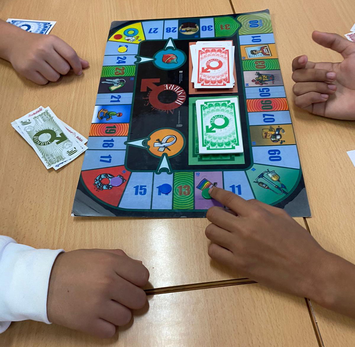 Dos alumnes jugant amb un taulell a classe