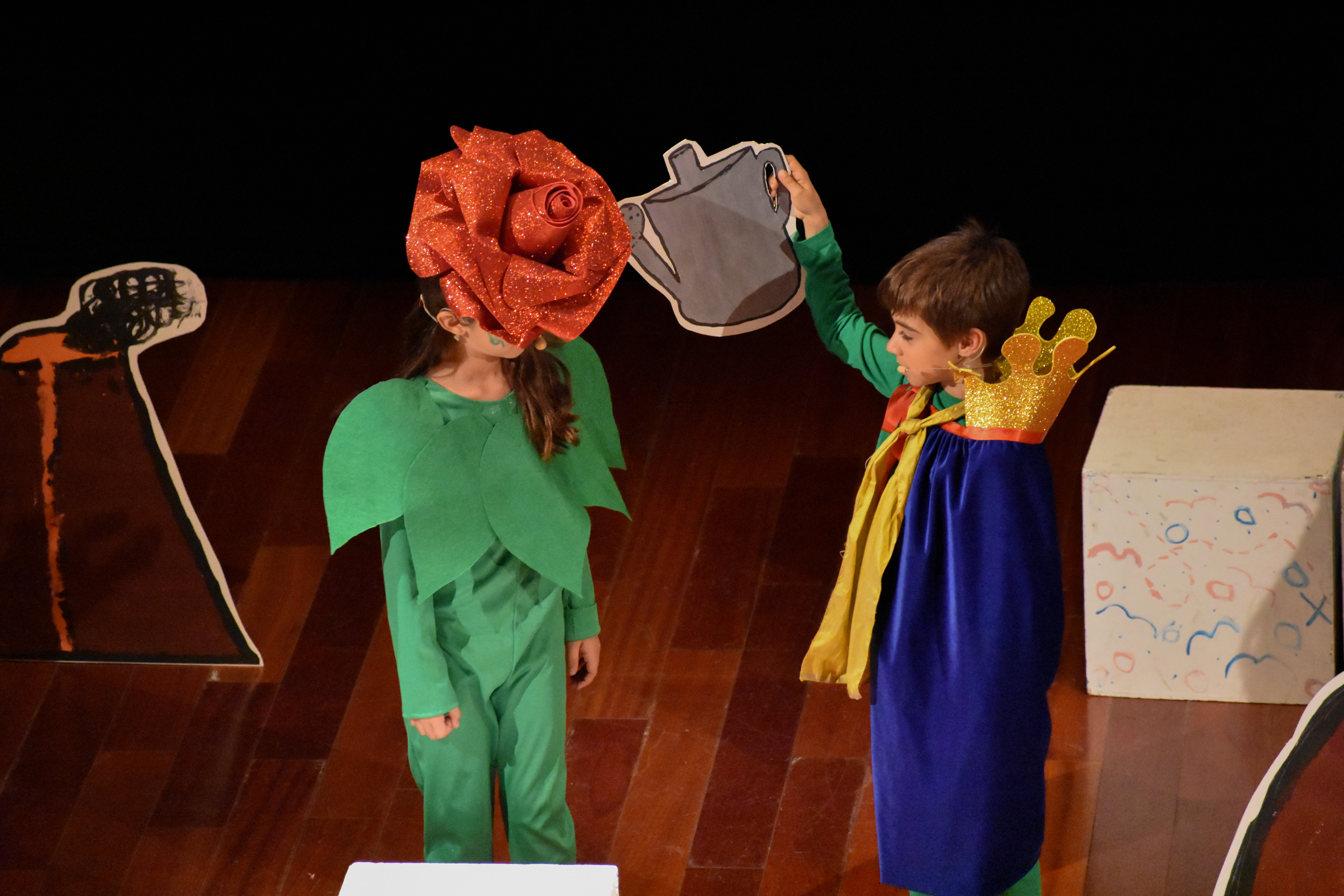 Momento de la representación de «El Principito», con la rosa como protagonista