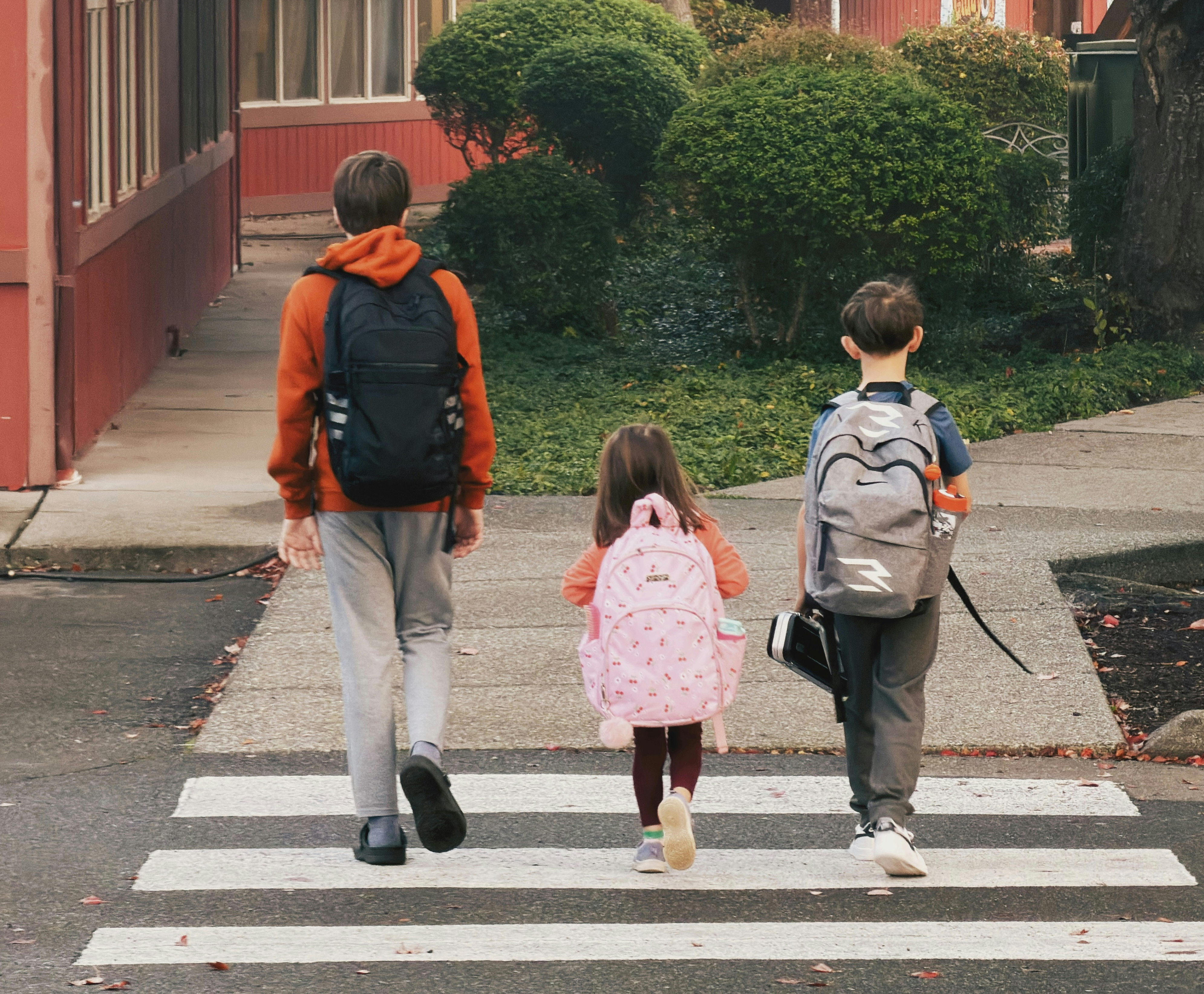 Alumnos de diferentes edades caminando hacia la escuela