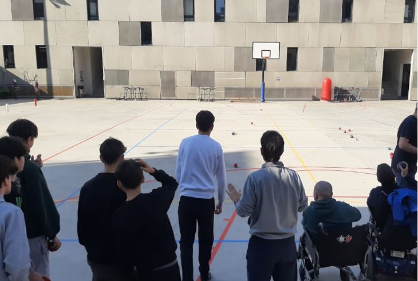 Un grup d'alumnes jugant al pati escolar