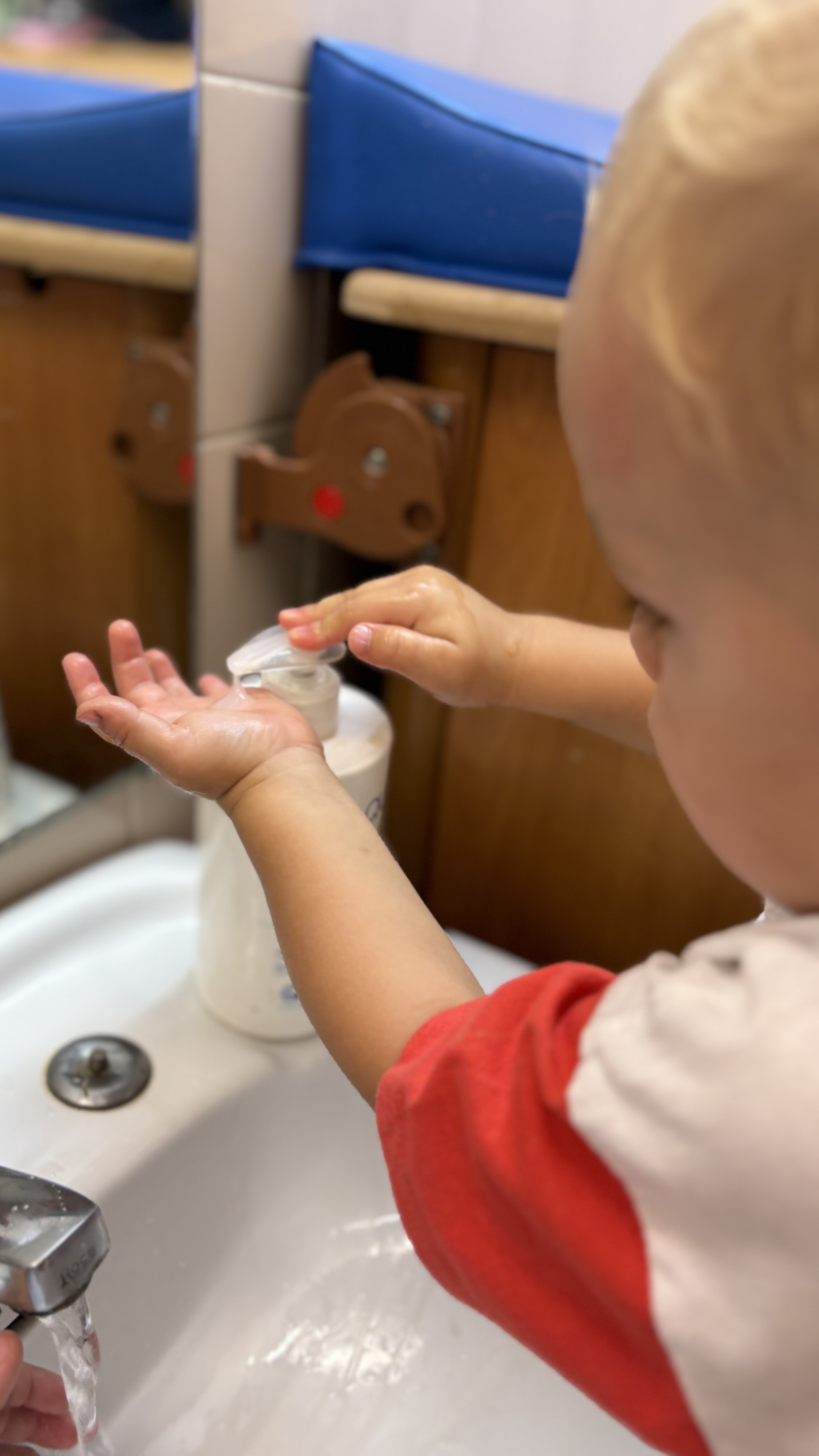 Un alumno lavándose las manos